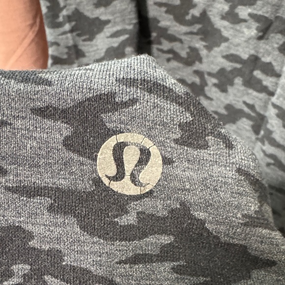 LULULEMON ATHLETA MENS Black/ Grey Camouflage style T-Shirt - Picture 5 of 5